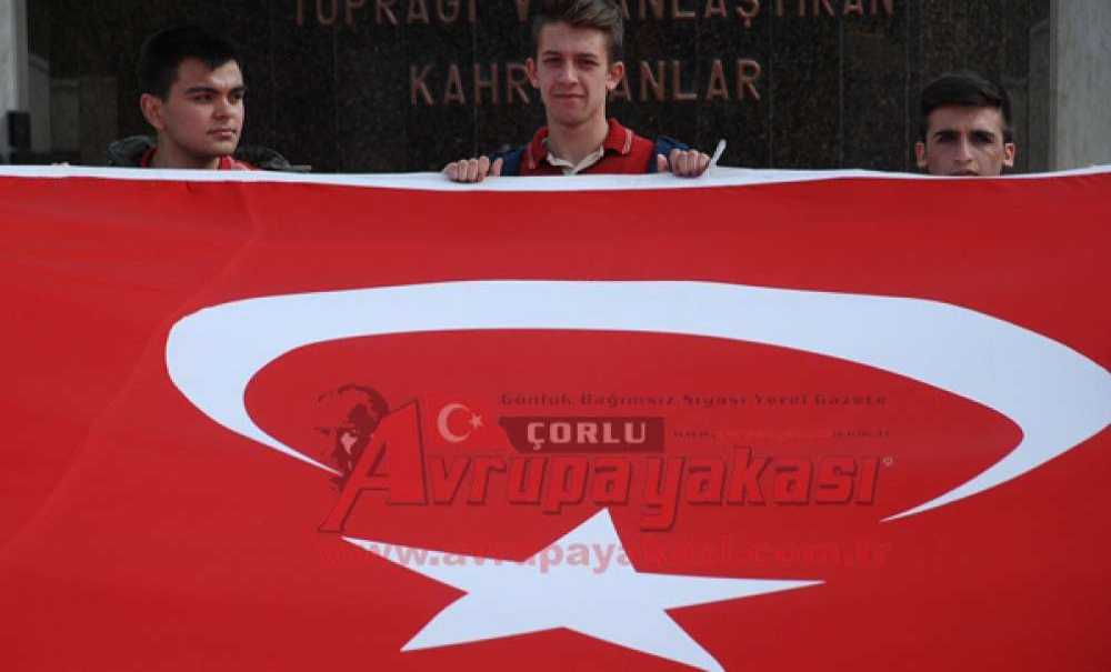 Çorlulu Öğrenciler Şehitleri Andı