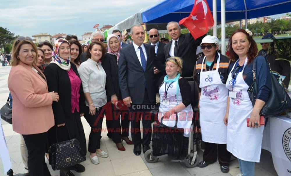 Vali Salihoğlu Hanımeli Stantlarını Gezdi