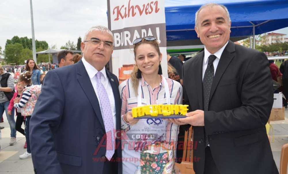 Vali Salihoğlu Hanımeli Stantlarını Gezdi