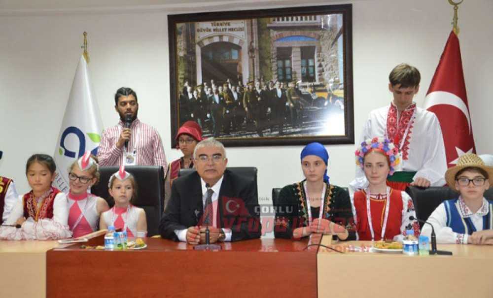 Konuk Öğrencilerden Atatürk'e Teşekkür