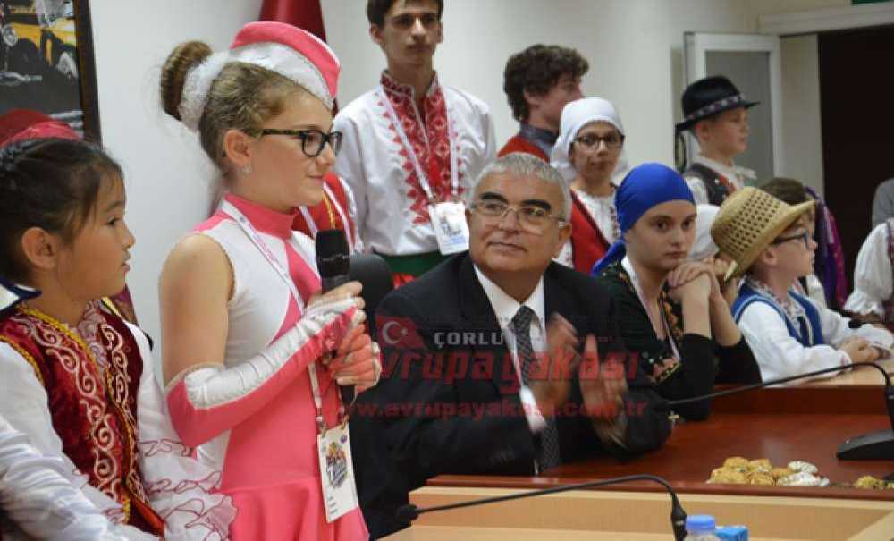 Konuk Öğrencilerden Atatürk'e Teşekkür