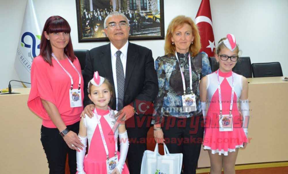 Konuk Öğrencilerden Atatürk'e Teşekkür