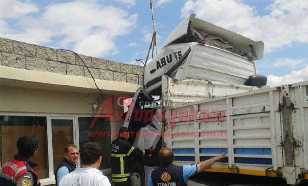 Takviye Ile Çalıştırılan Kamyon Bekçi Kulübesine Çarptı Sürücü Yaralandı