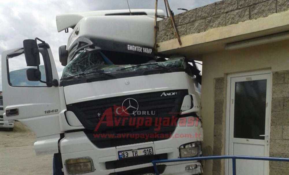 Takviye Ile Çalıştırılan Kamyon Bekçi Kulübesine Çarptı Sürücü Yaralandı