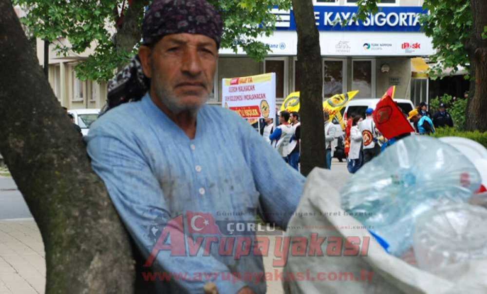 Geçimini Çöp Toplayarak Sağlayan İşçi“1 Mayıs Gelmiş Neyime”