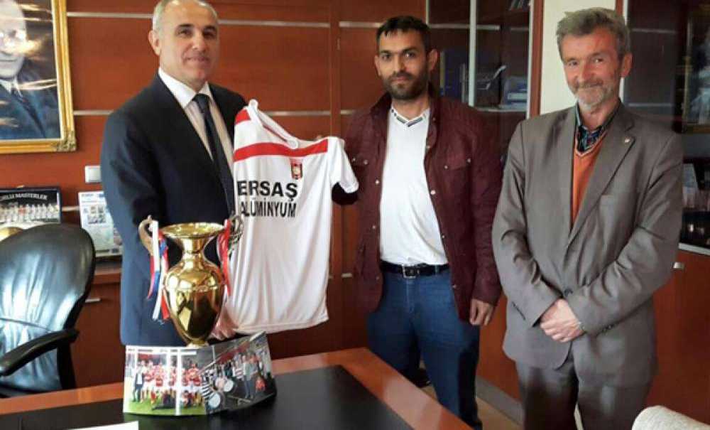 Şampiyon Korespor Kupasını Kaymakam Kılıç`a Götürdü