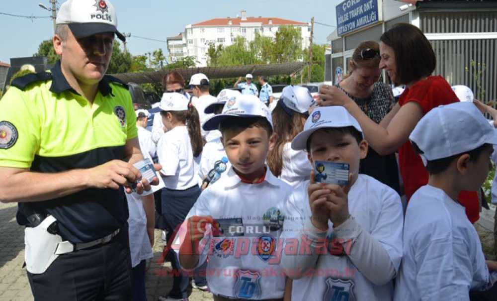 Çocuklardan Büyüklere Emniyet Kemeri Dersi