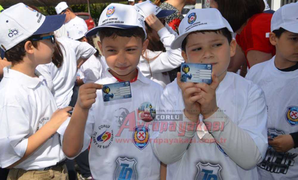 Çocuklardan Büyüklere Emniyet Kemeri Dersi