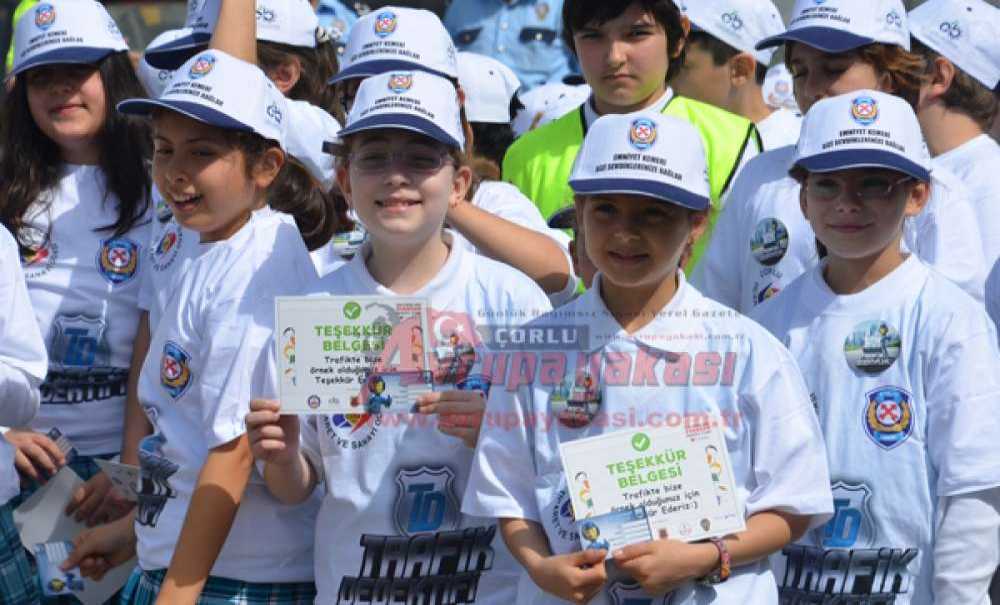 Çocuklardan Büyüklere Emniyet Kemeri Dersi