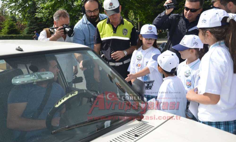 Çocuklardan Büyüklere Emniyet Kemeri Dersi