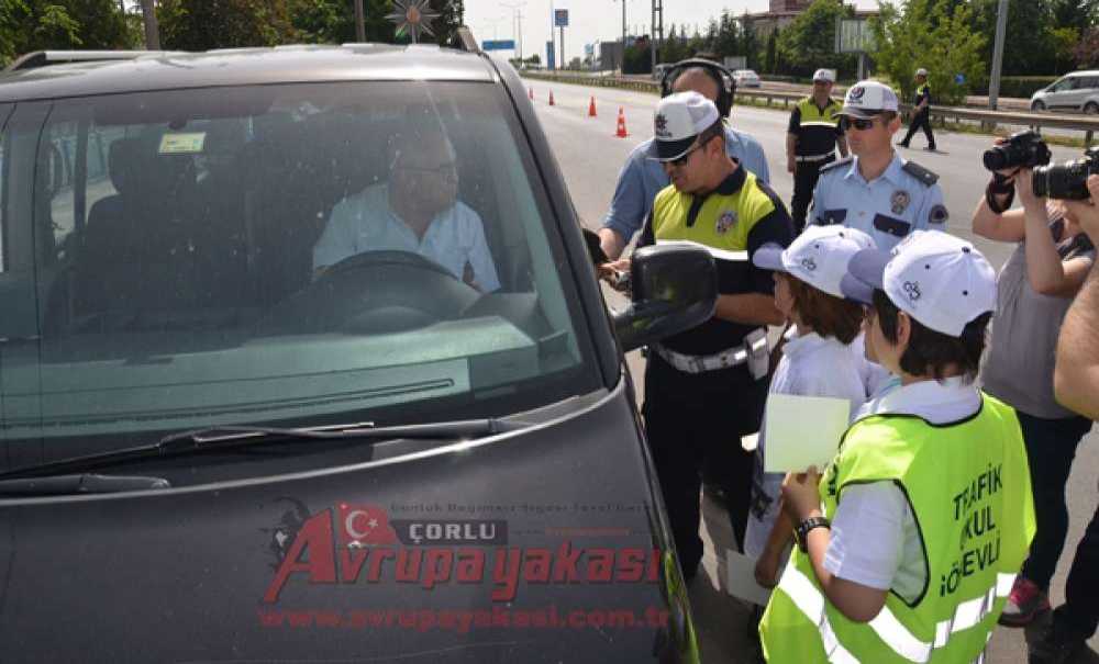 Çocuklardan Büyüklere Emniyet Kemeri Dersi