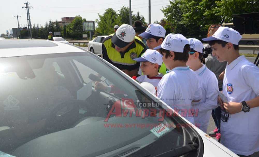 Çocuklardan Büyüklere Emniyet Kemeri Dersi