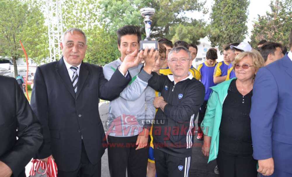 Mahalle Şampiyonu Kupasını Aldı