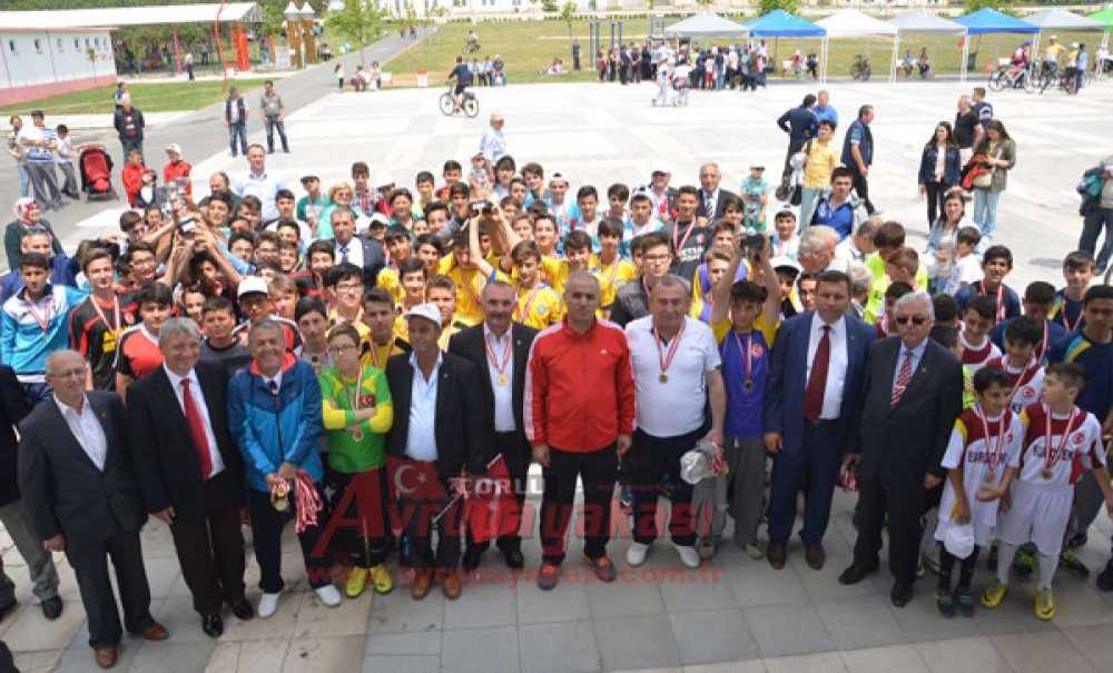 Mahalle Şampiyonu Kupasını Aldı