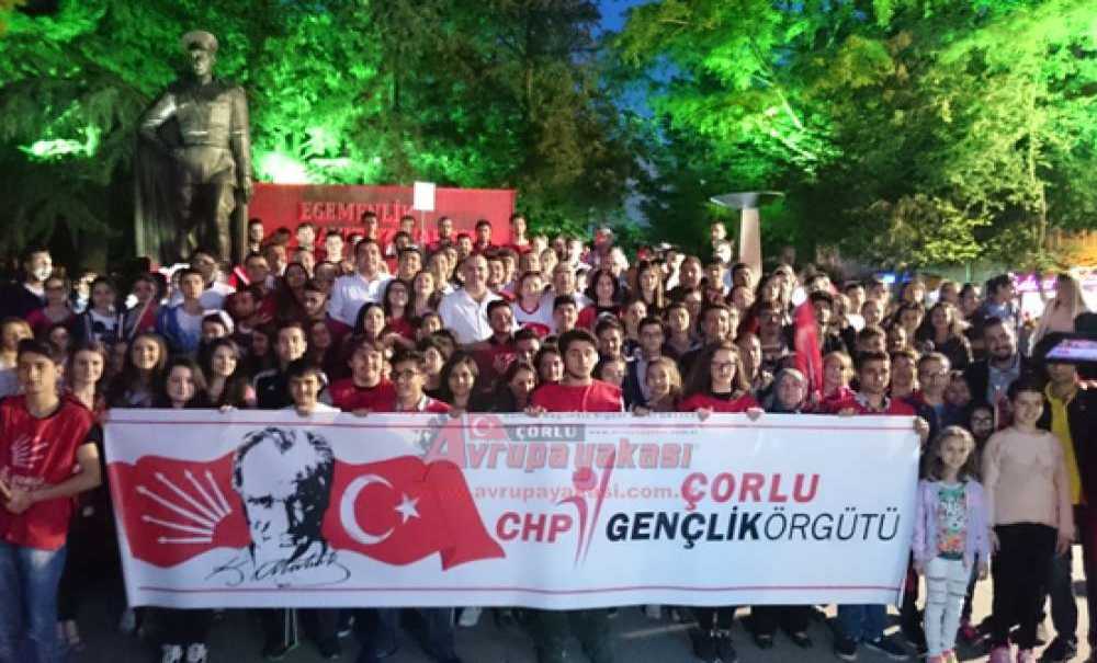 Chp`li Gençlerden Fener Alayı