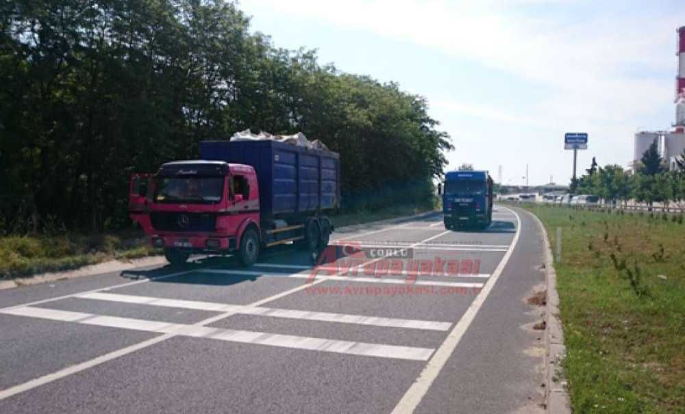 Kamyon Motosiklete Çarptı 2 Ölü