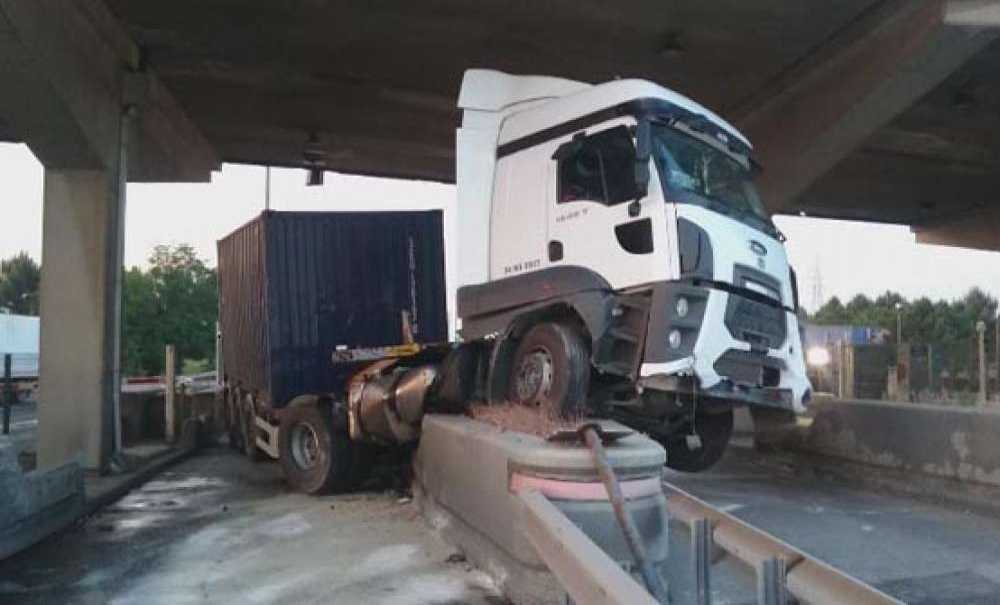 Tem Otoyolu Çorlu Gişelerinde Tir Ve Otomobil Çarpıştı: 3 Yaralı