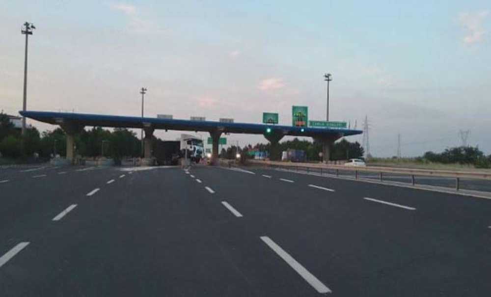 Tem Otoyolu Çorlu Gişelerinde Tir Ve Otomobil Çarpıştı: 3 Yaralı