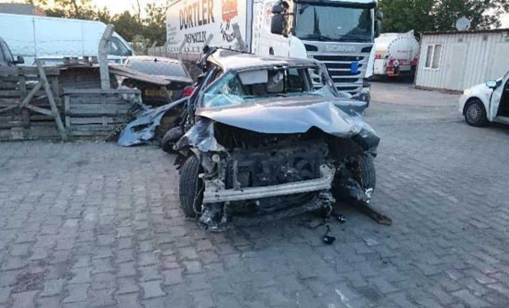 Tem Otoyolu Çorlu Gişelerinde Tir Ve Otomobil Çarpıştı: 3 Yaralı