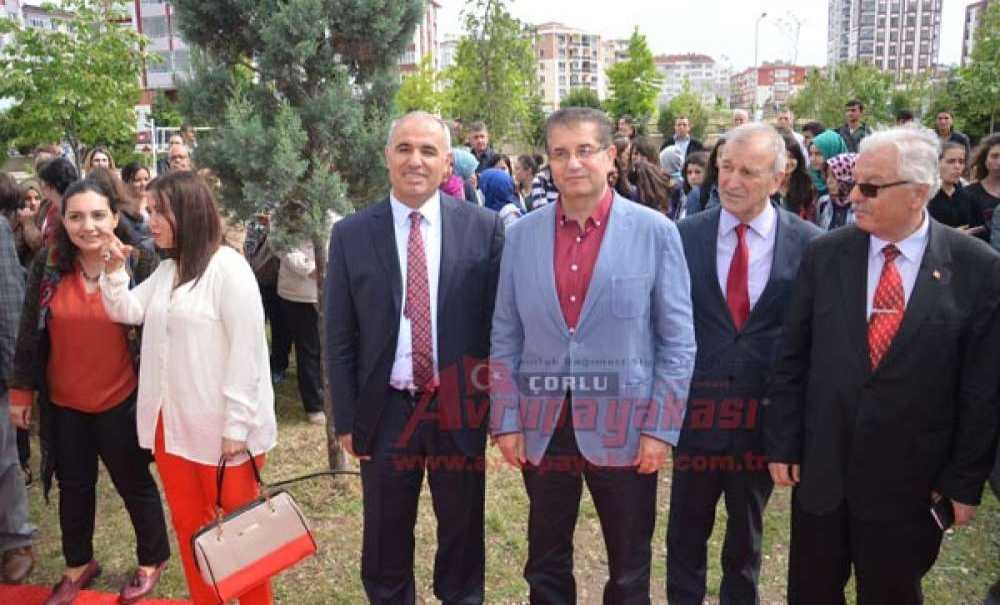Çorlu Anadolu Lisesi`ne Yaptırılan Halı Saha Açıldı