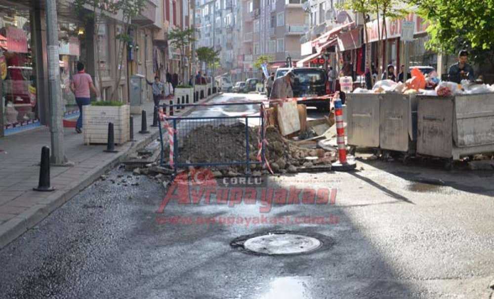 Kafalarına Göre Kazıp Yol Kapatıyorlar!