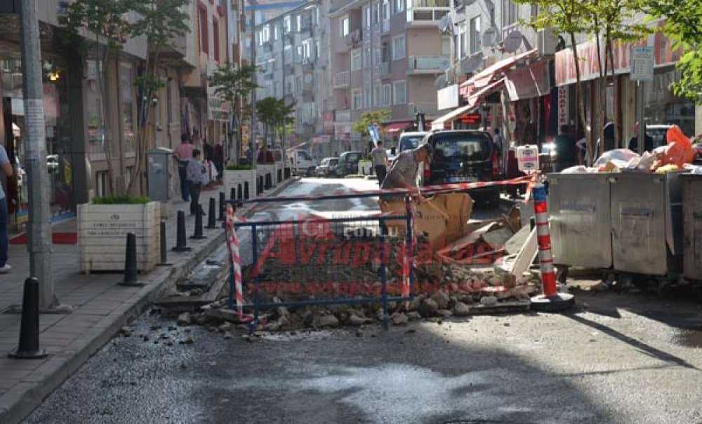 Kafalarına Göre Kazıp Yol Kapatıyorlar!