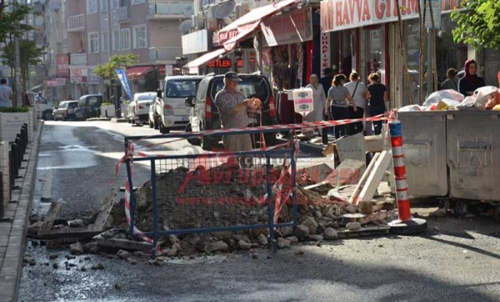 Kafalarına Göre Kazıp Yol Kapatıyorlar!