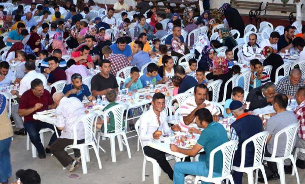 1 Kasım İlkokulu Bahçesinde İftar Yemeği Düzenlendi