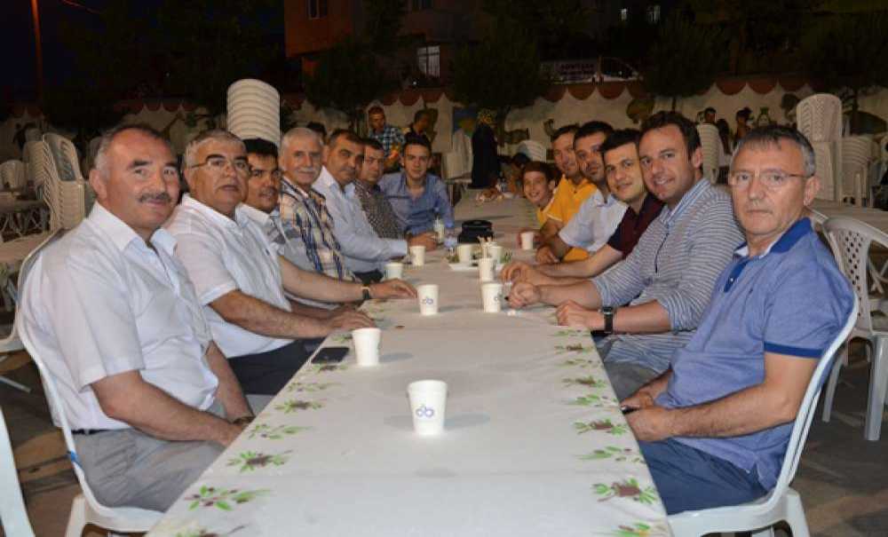 1 Kasım İlkokulu Bahçesinde İftar Yemeği Düzenlendi