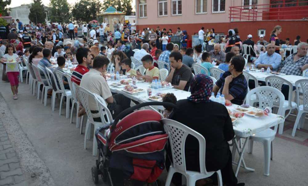 1 Kasım İlkokulu Bahçesinde İftar Yemeği Düzenlendi