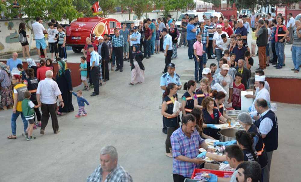 1 Kasım İlkokulu Bahçesinde İftar Yemeği Düzenlendi