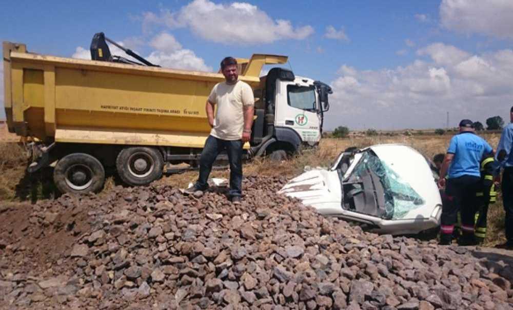 Kağıt Gibi Ezilen Araçtan 5 Kişi Sağ Çıktı