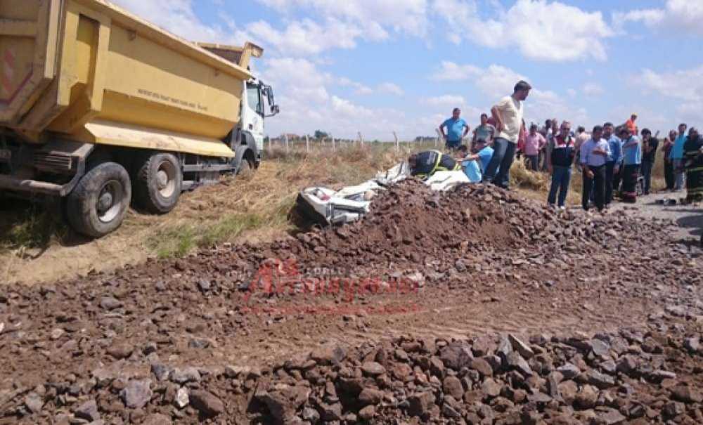 Kağıt Gibi Ezilen Araçtan 5 Kişi Sağ Çıktı