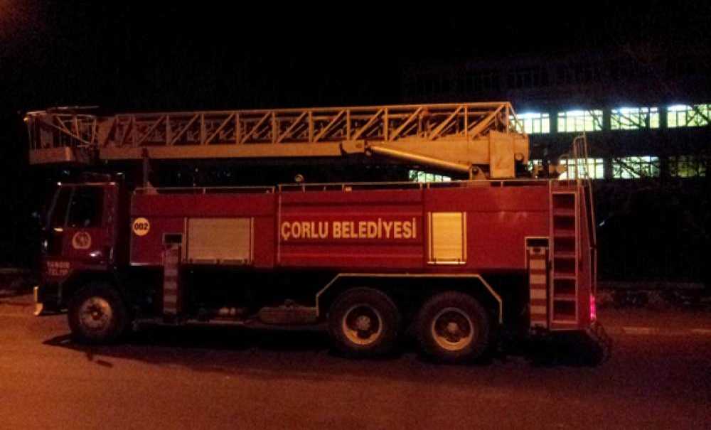 Fabrikanın Bahçesine Yıldırım Düştü