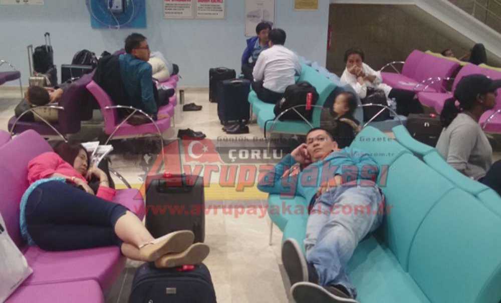 İstanbul'daki Terör Saldırısının Ardından Uçaklar Çorlu Havalimanı'na İndi