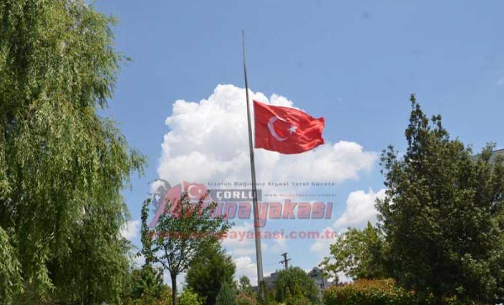 Çorlu'da Bayraklar Yarıya İndirildi