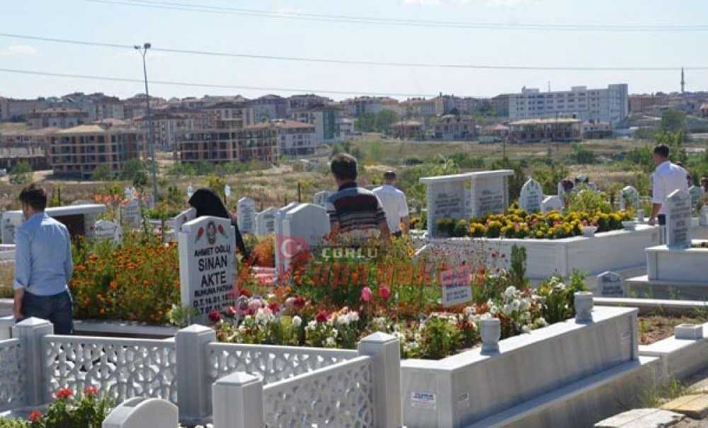 Bayramda Mezarlıklara Ziyaret