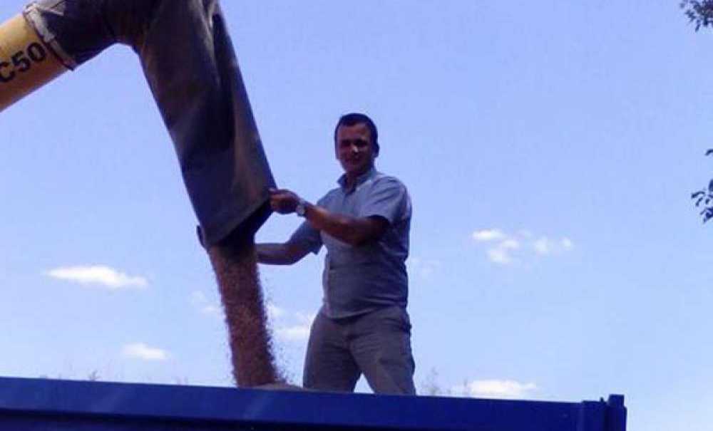 Buğday Hasadını Tamamlayan Çiftçi Mutlu