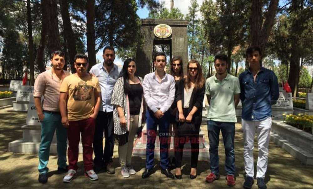 Chp'li Gençler Bayramda Şehitleri Unutmadı