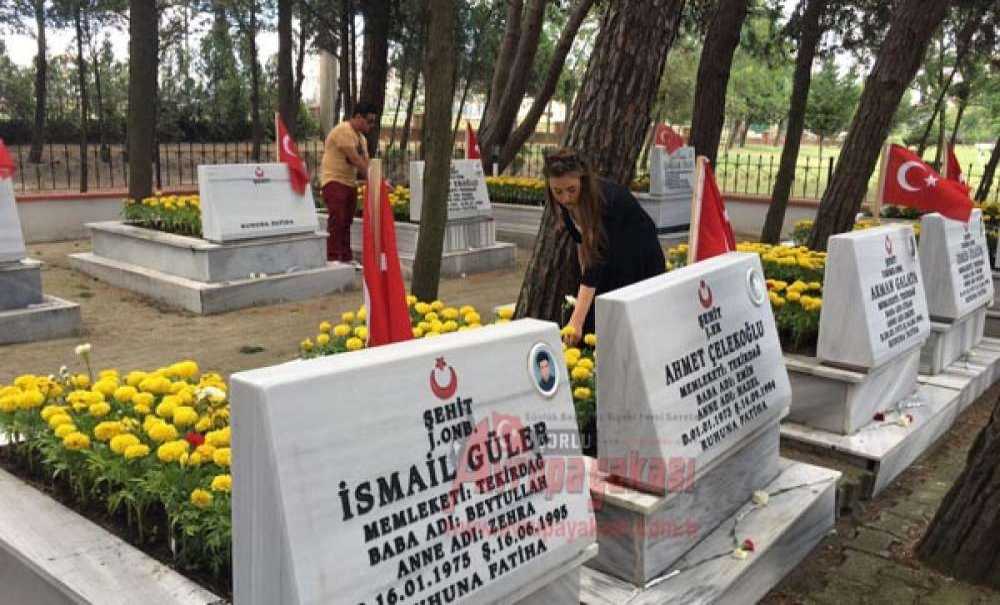 Chp'li Gençler Bayramda Şehitleri Unutmadı