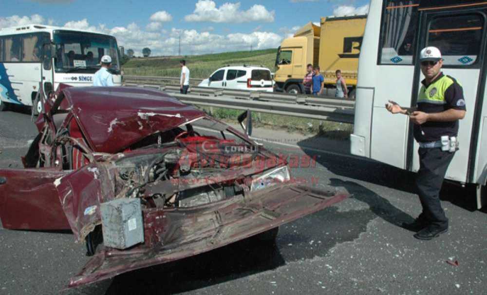 Otomobil, Minibüs, Tir Ve Traktöre Çarptı 4 Yaralı