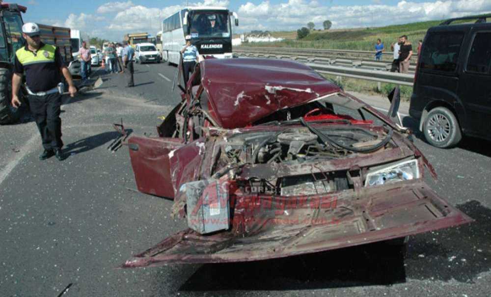 Otomobil, Minibüs, Tir Ve Traktöre Çarptı 4 Yaralı