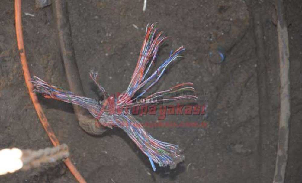 Çalmak İçin Kabloları Kestiler