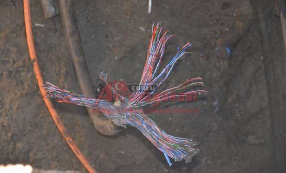 Çalmak İçin Kabloları Kestiler