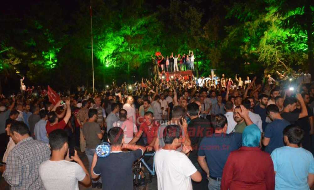 Cumhuriyetimiz Dimdik Ayakta