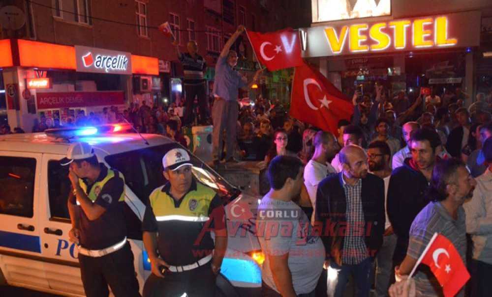 Cumhuriyetimiz Dimdik Ayakta