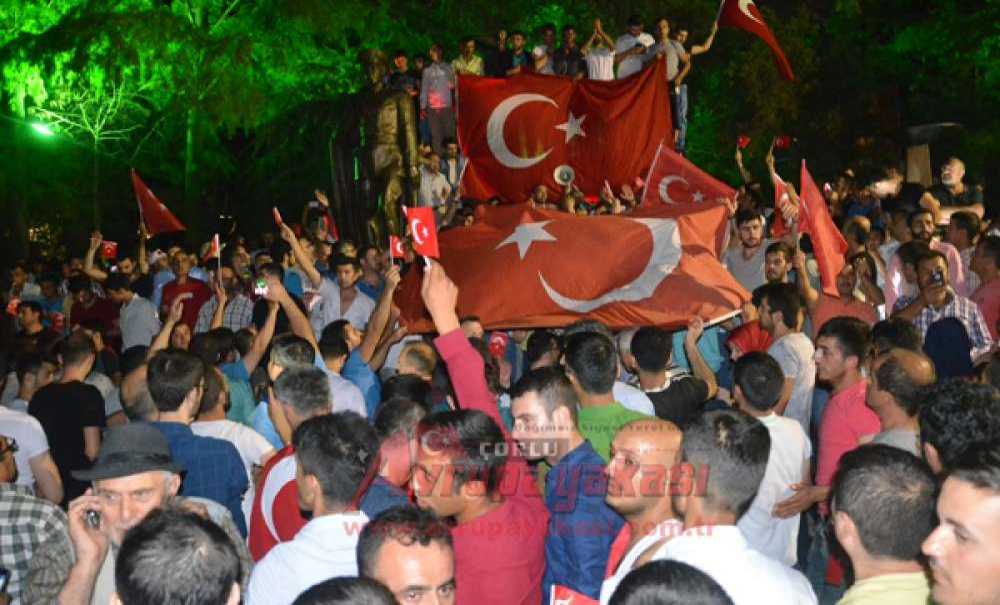 Cumhuriyetimiz Dimdik Ayakta