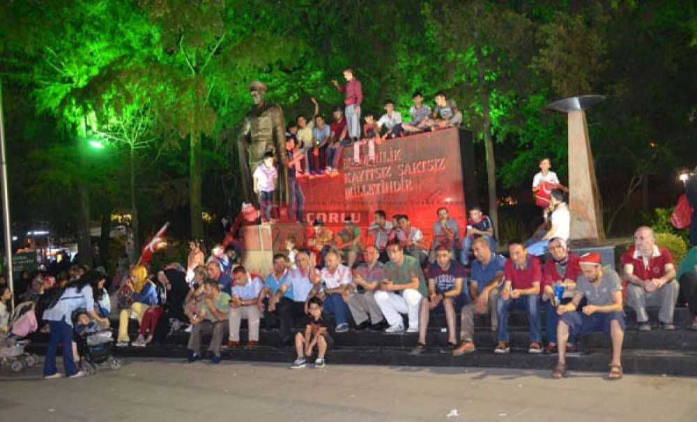 Çorlu Demokrasi Nöbeti Tutuyor