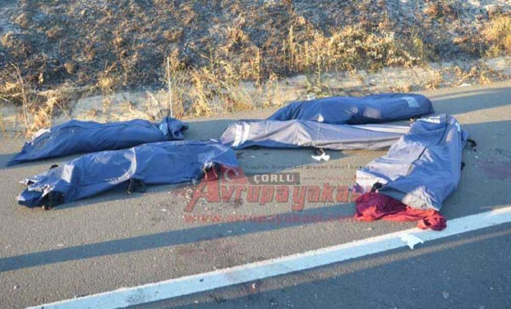 Otomobil İki Tir'ın Arasında Kaldı: 5 Ölü