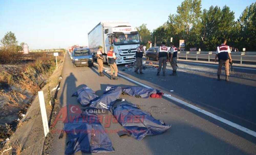 Otomobil İki Tir'ın Arasında Kaldı: 5 Ölü